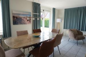 a dining room with a table and chairs at Kustverhuur Park Schoneveld Stern 228, gerenoveerd april 2025 in Breskens