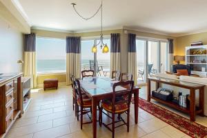 eine Küche und ein Esszimmer mit einem Tisch und Meerblick in der Unterkunft Gateway Grand 308 in Ocean City