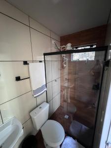 a bathroom with a shower and a toilet and a sink at Kitinete perto da Itaipu e Unioeste in Foz do Iguaçu