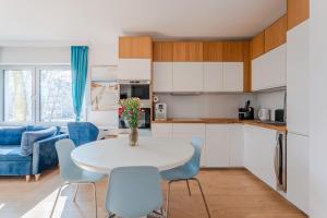Kuchyň nebo kuchyňský kout v ubytování Feniks Seaside Apartment with Pool & near Beach + 37 fotografií