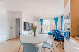 TV o dispositivi per l'intrattenimento presso Feniks Seaside Apartment with Pool & near Beach