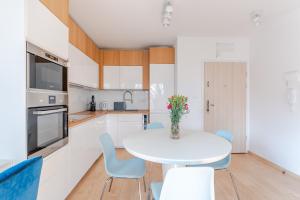 Cucina o angolo cottura di Feniks Seaside Apartment with Pool & near Beach