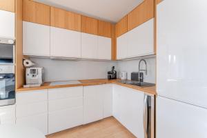 Cucina o angolo cottura di Feniks Seaside Apartment with Pool & near Beach