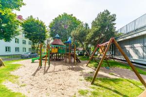 Area giochi per bambini di Feniks Seaside Apartment with Pool & near Beach