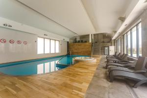 Piscina di Feniks Seaside Apartment with Pool & near Beach o nelle vicinanze