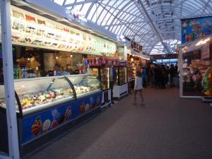 een markt met mensen die in een winkel rondlopen bij Yellow Submarine in Międzyzdroje