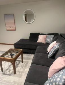 Serene single story, Grill, Fire Pit, fenced yard and Pet friendly stay的休息区