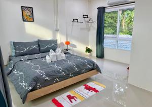 a bedroom with a bed and a window at Free Netflix 3BR 10 Mins to City Center 3 Mins 7-11 in Hat Yai