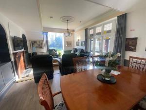 โทรทัศน์และ/หรือระบบความบันเทิงของ 6 Bed-Sleeps 10-Gym-HotTub-Garden-Parking