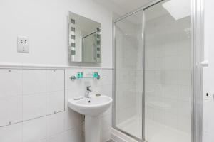 Bilik mandi di Magnolia House - Beautiful Townhouse in Old Town Poole