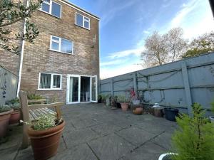 Zahrada ubytování Reel Time - Beautiful Townhouse a Stone's Throw from Poole Quay