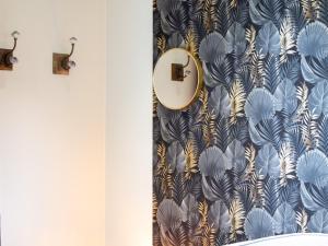 a bathroom with a black and white patterned shower curtain at La Cafoutche de Minus rénovée 2pers in Gommenecʼh