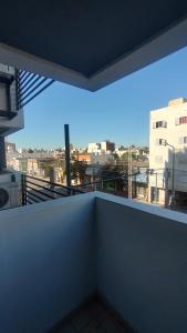 Zimmer mit Balkon und Stadtblick in der Unterkunft Anicca Alberdi Córdoba Centro in Cordoba