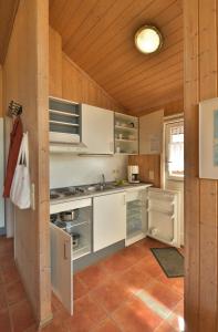 Kuchyň nebo kuchyňský kout v ubytování Ferienhaus Typ C - AM WALDRAND + 2 fotografie