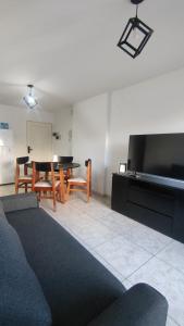 ein Wohnzimmer mit Sofa und Tisch in der Unterkunft Anicca Alberdi Córdoba Centro in Cordoba