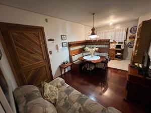 una sala de estar con un sofá y una mesa en Apartamento a 200 metros da Rua Coberta, en Gramado