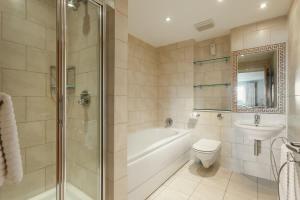 ein Badezimmer mit Badewanne, Toilette und Waschbecken in der Unterkunft Crow's Nest - On Poole Quay, Parking and Wi-Fi included in Poole + 25 Fotos