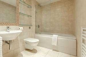 ein Badezimmer mit Waschbecken, Toilette und Badewanne in der Unterkunft Crow's Nest - On Poole Quay, Parking and Wi-Fi included in Poole