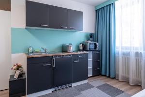 Kuchyň nebo kuchyňský kout v ubytování NEW Gästehaus Flora,Kitchen,TV,Free Parking,near Europa Park and Strasbourg