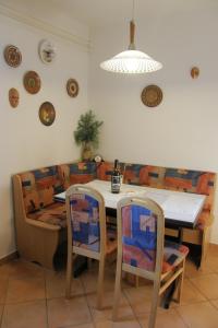 - une salle à manger avec une table et un canapé dans l'établissement Apartment Bernik II, à Kranjska Gora