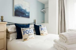 a bedroom with a bed with two pillows on it at Mojo - Modern Apartment with Balcony in Poole