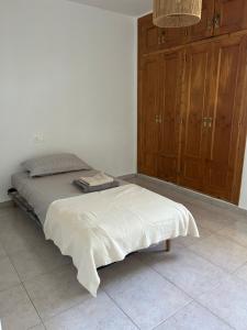 ein Schlafzimmer mit einem Bett, auf dem ein Buch liegt in der Unterkunft Sun Rise in Moraira