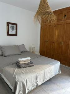 ein Schlafzimmer mit einem Bett mit Handtüchern darauf in der Unterkunft Sun Rise in Moraira
