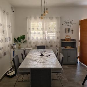 バヤイベにあるCasa Madiのテーブルと椅子のあるダイニングルーム