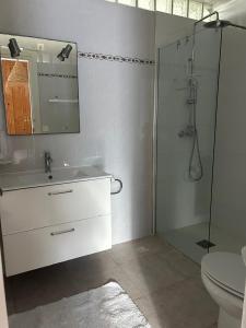 ein Badezimmer mit Waschbecken und Dusche mit Spiegel in der Unterkunft Sun Rise in Moraira