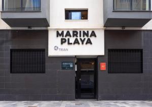budynek z napisem marina playa w obiekcie Apartamentos Marina Playa de Torrevieja by Apartamentos Torrevieja w mieście Torrevieja