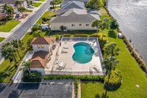 Bazén v ubytování Near Sanibel Ft Myers Beach Extended stay available please inquire nebo v jeho okolí