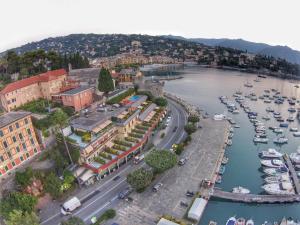 una vista aerea di un porto con barche in acqua di Hotel Laurin a Santa Margherita Ligure