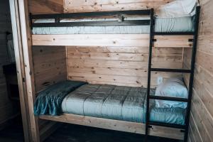 Ένα ή περισσότερα κρεβάτια σε δωμάτιο στο Unique Mesa Accommodation for a Family Ski Trip in Colorado