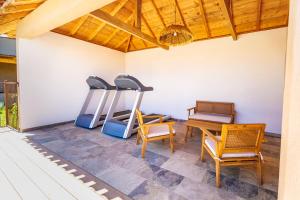 een kamer met een fitnessruimte met stoelen en een tafel bij Casamea - T2 A Tavagna in Talasani