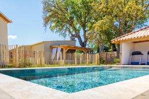 een zwembad in een achtertuin met een hek bij Casamea - T2 A Tavagna in Talasani