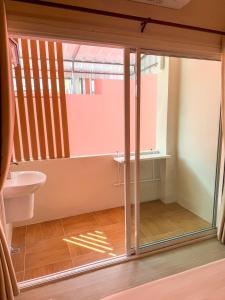 ein Badezimmer mit Toilette und Glastür in der Unterkunft Apartment Near Big Buddha in Bangkok Yai