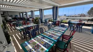 アナカプリにあるCapri Bougainville Luxury Boutique Hotelのパティオ(テーブル、椅子、テーブルトップ付)