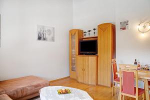 オーバーアマガウにあるFerienwohnung Gallistのリビングルーム(ベッド1台、テーブル、テレビ付)