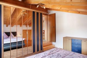 オーバーアマガウにあるFerienwohnung Gallistの木製の天井が特徴のベッドルーム1室(ベッド1台付)