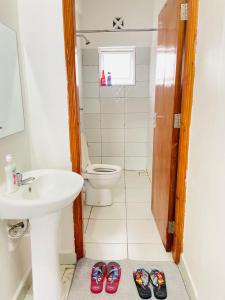 Koupelna v ubytování Homely 2bedroom buxton point mombasa