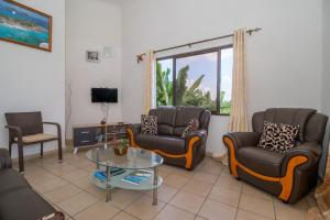 ヴィクトリアにあるSoleil Levantのソファ2つとガラスのテーブルがあるリビングルーム