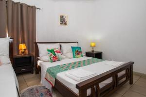 ヴィクトリアにあるSoleil Levantのベッドルーム1室(ベッド1台、ナイトスタンド2台付)