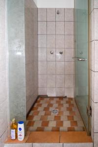 ヴィクトリアにあるSoleil Levantのタイルフロアのバスルーム(シャワー付) +25枚の写真