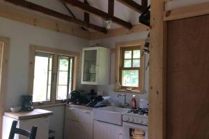 Kuchyň nebo kuchyňský kout v ubytování Rustic Couples' Cabin for Idyllic Catskills Getaway, Upstate New York