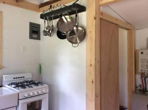 Kuchyň nebo kuchyňský kout v ubytování Rustic Couples' Cabin for Idyllic Catskills Getaway, Upstate New York