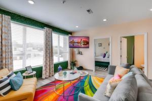 a living room with a couch and a table at New 4 Bedroom Apt near DT Walk to restaurants in Nashville