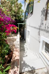 Το κτήριο όπου στεγάζεται  το διαμέρισμα