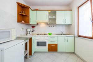 Kuchyň nebo kuchyňský kout v ubytování Apartments Nikola