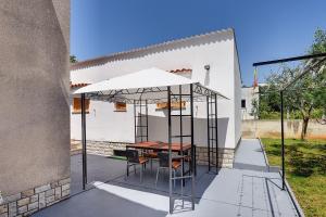 Bygningen som feriehuset ligger i + 4 billeder