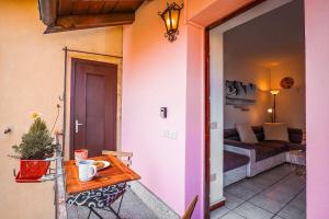 a small table in a room with a living room at La Palma in Ghiffa